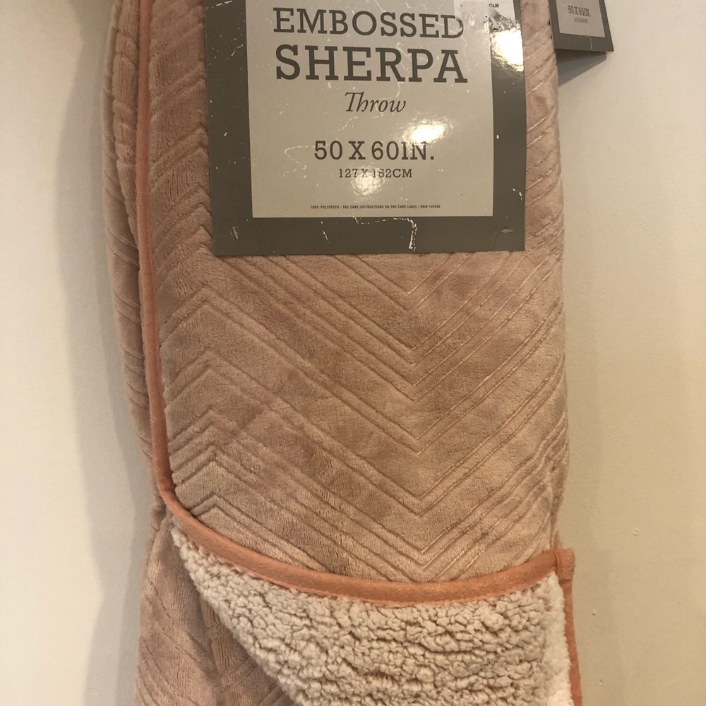 Pink Embossed Sherpa Blanket 50x60 NWT - Picture 2 of 4